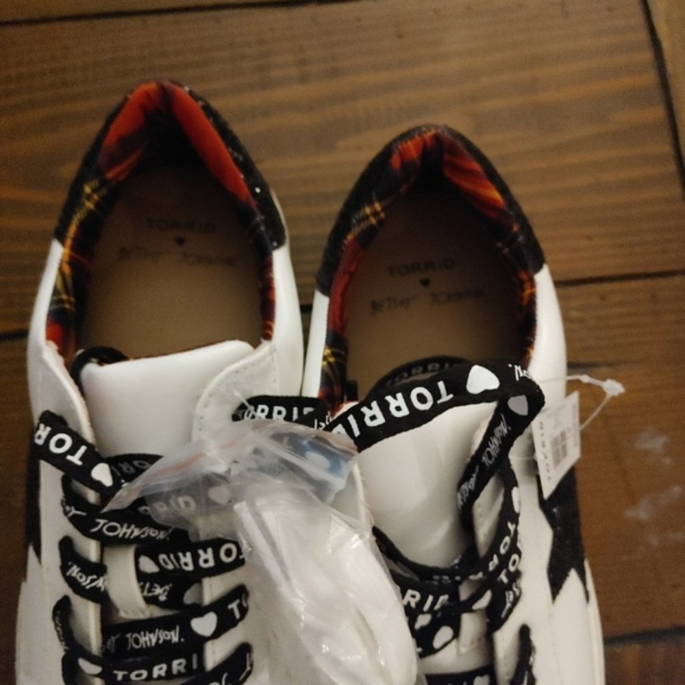 NEW Torrid Betsey Johnson Star Sneakers Size 10W - Picture 4 of 5